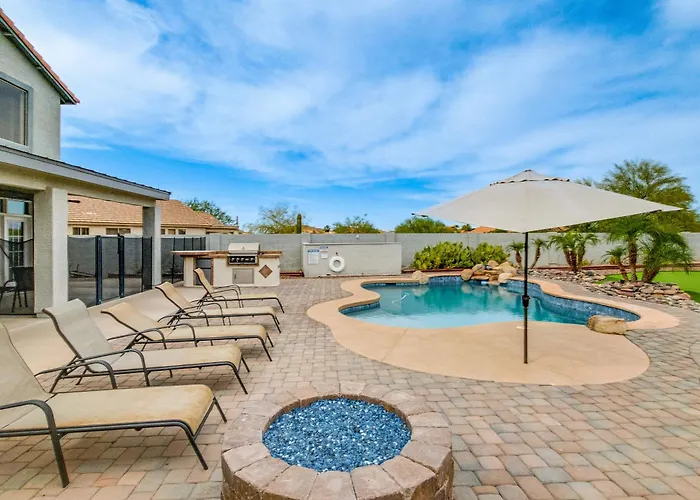Pool, Putting Green, West Valley Family Holiday home Goodyear