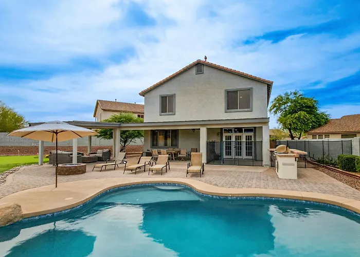 Pool, Putting Green, West Valley Family Holiday home Goodyear